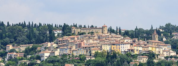 Comment trouver une maison de vacances en Provence avec des cours de cuisine et des visites de champs de lavande?